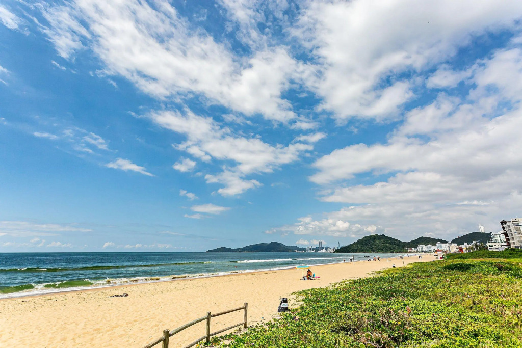 Apto novo e sofisticado a 150m Praia Brava ABC201