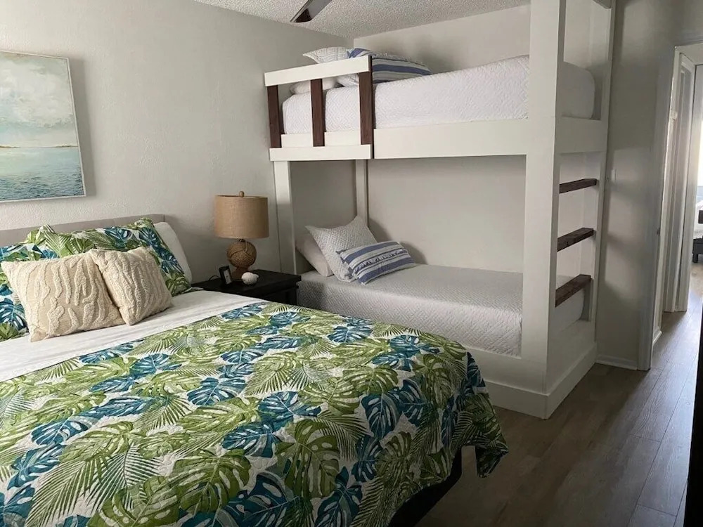 Ocean View 2 Bed, 2 bath, Steps to the Beach - Spanish Trace 240