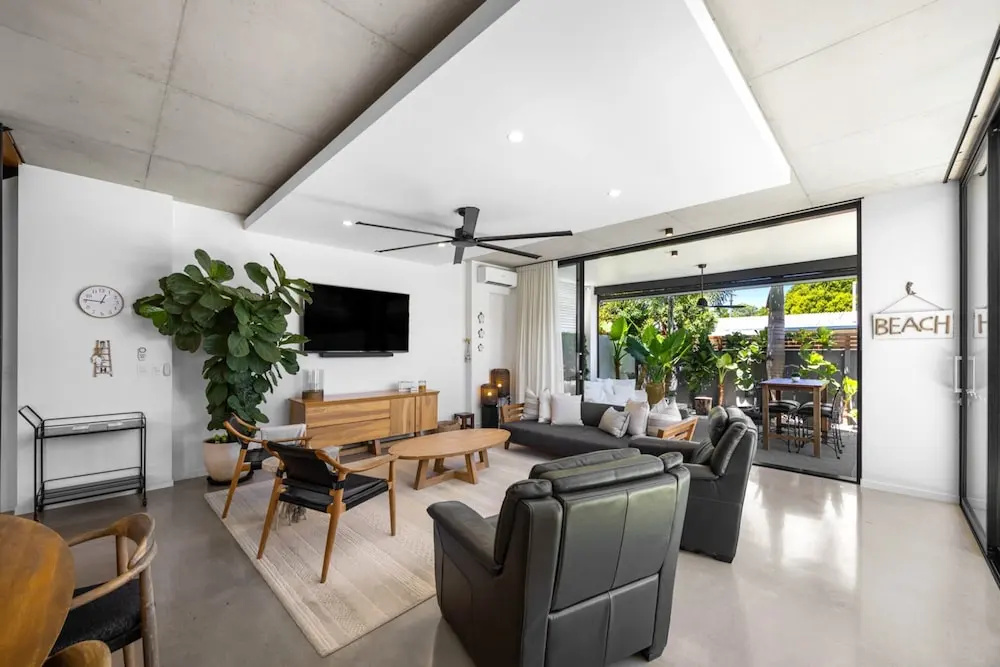 Spacious 3-bedroom Retreat With BBQ and Pool