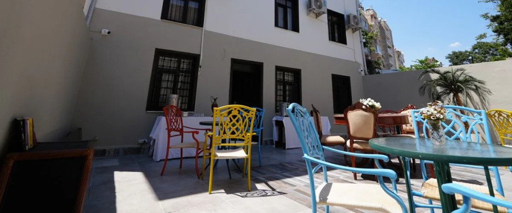Loost Town Inn Hotel
