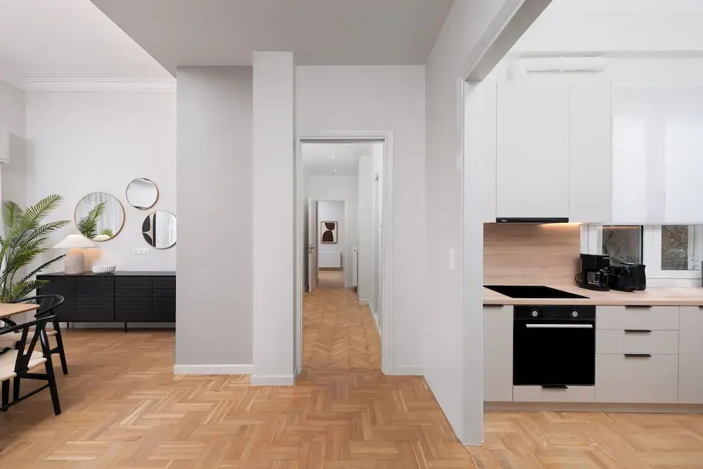 Spacious & Stylish Athens Apartment - Walk To Metro