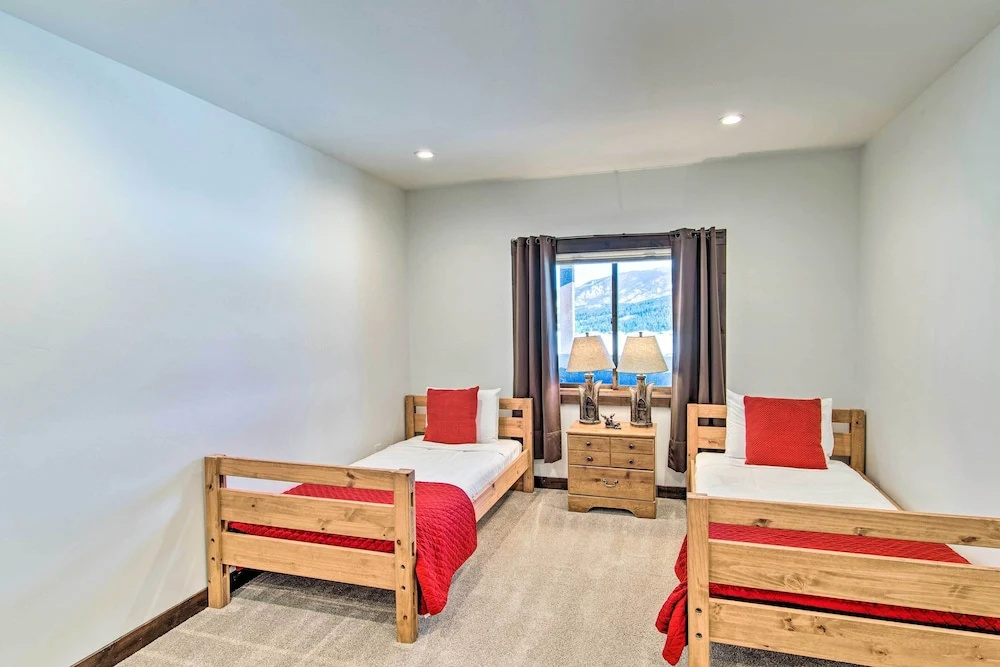 Spacious Big Sky Home w/ Hot Tub & Grill