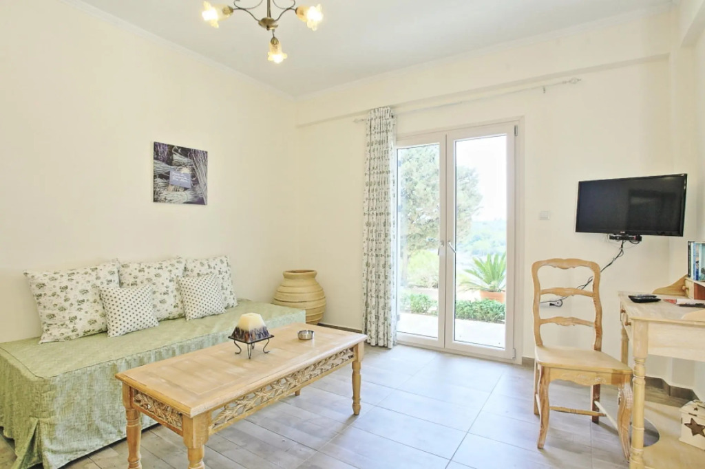Dolphin House Large Private Pool Walk to Beach Sea Views A C Wifi Car Not Required - 557