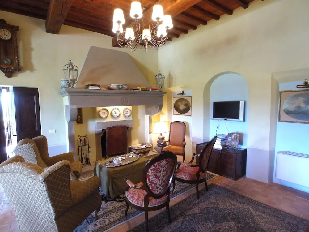 Splendid Farmhouse in Cortona With Swimming Pool