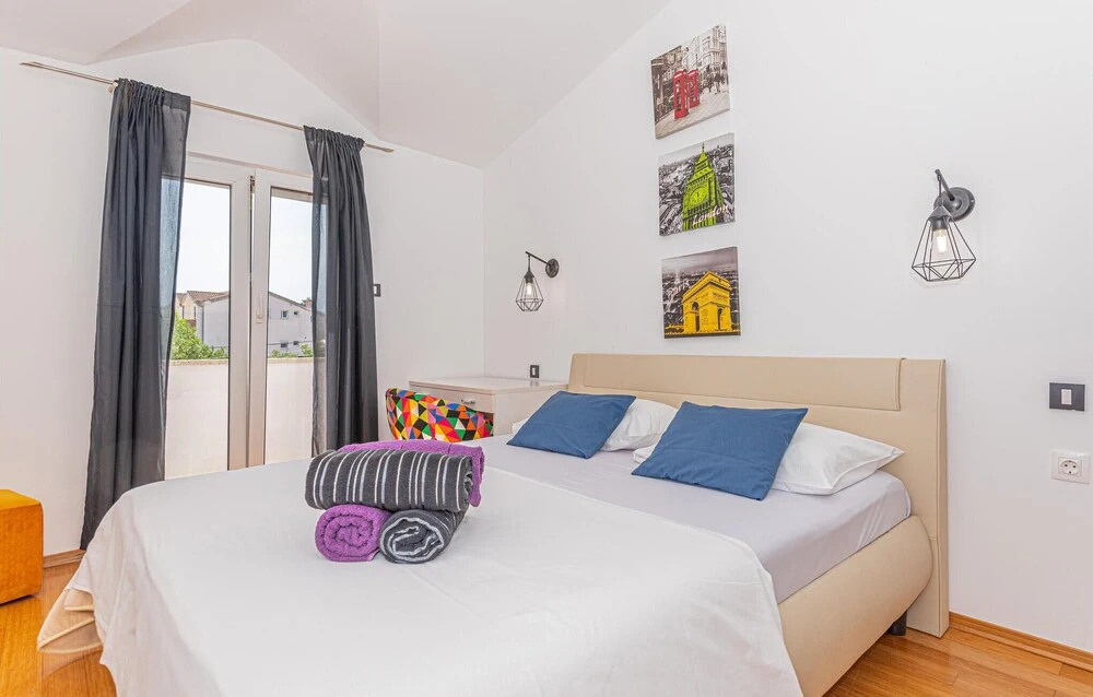 Awesome Home in Brodarica with Hot Tub, WiFi & 6 Bedrooms