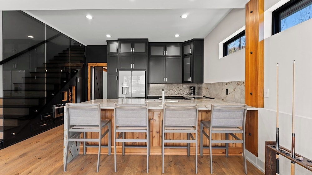 The Grand on Greenbay-7 Bedrooms Sleeps 20 Modern new Build