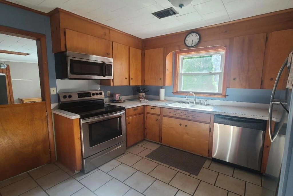 Lake Huron - 3 Bedroom, 2 Bath Lake Front Home (Sleeps 12)