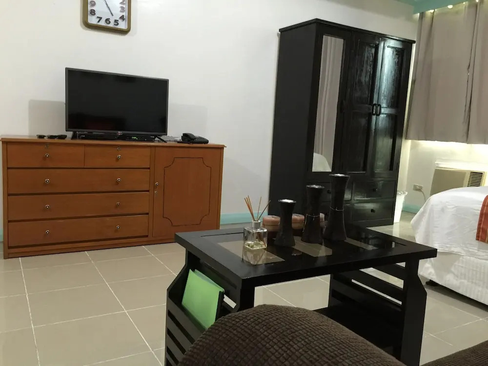 Robinsons Studio W Balcony-rpr08