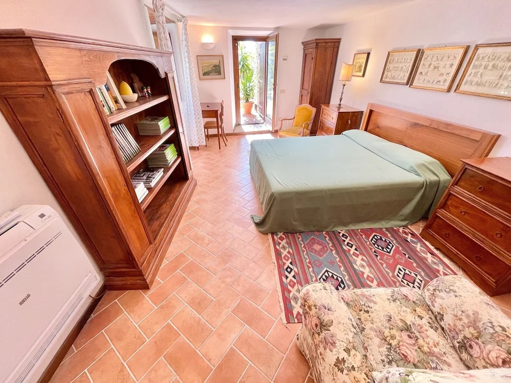 Luxurious Umbrian Retreat for 10 With Private Terrace and Pool