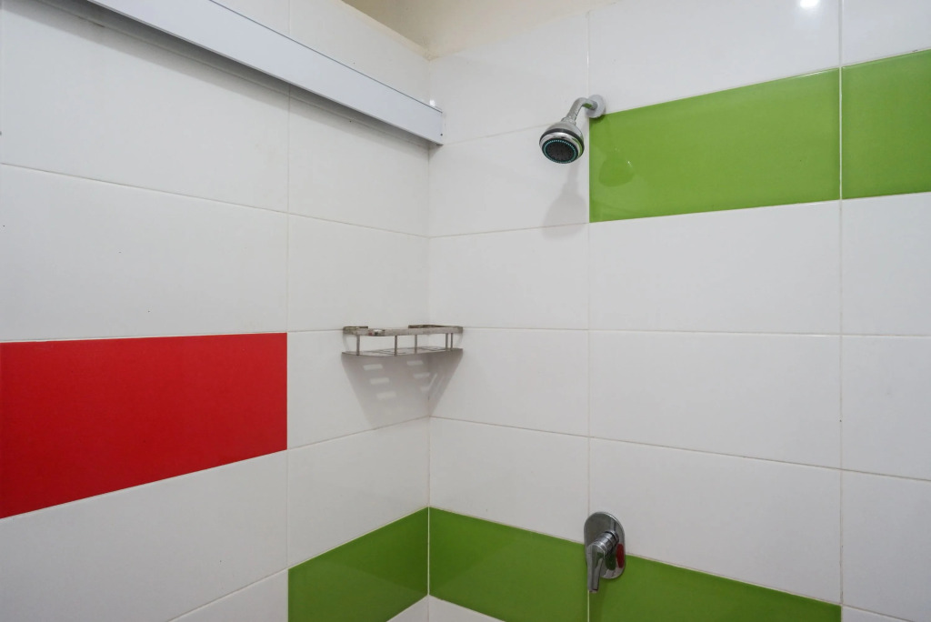 RedDoorz Plus near Pasar Gede Solo