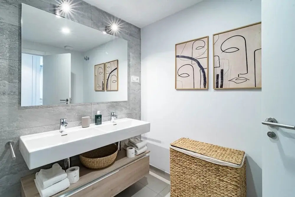 Lme4.bb - Apotel Las Mesas by Roomservices