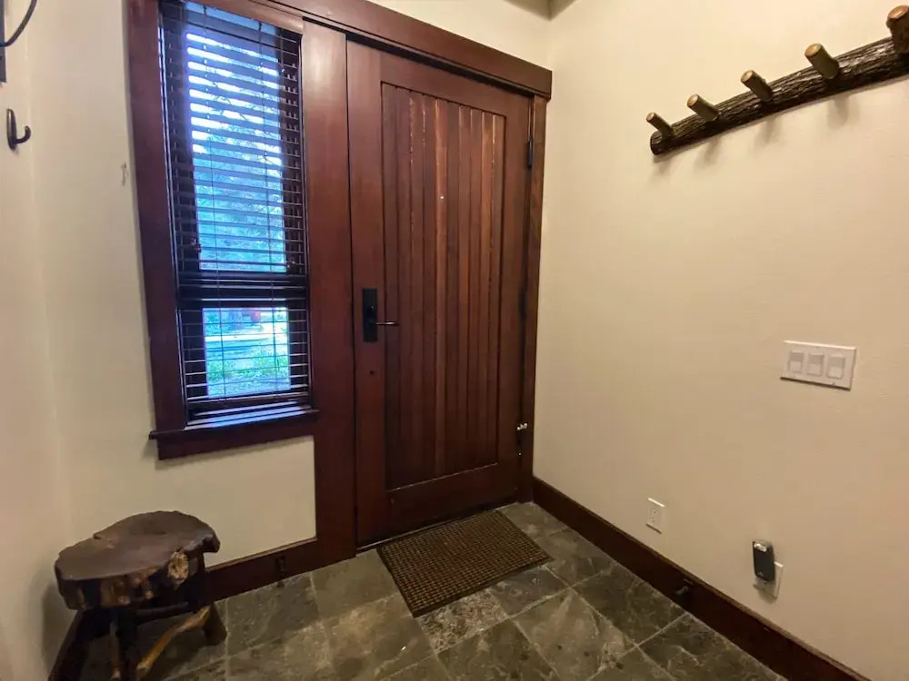 Juniper Crest 7 Private Hot Tub, 2 Car Garage, BBQ, Walk to the Lifts and Mountain Views by RedAwning