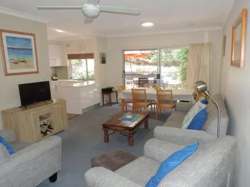 3 'Adriana' 83 Ronald Avenue - Unit With A Backyard