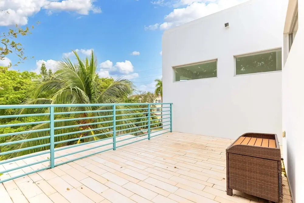 NEW 3-story Townhome With Pool Room Expansive Balcony Seconds Away From Las Olas