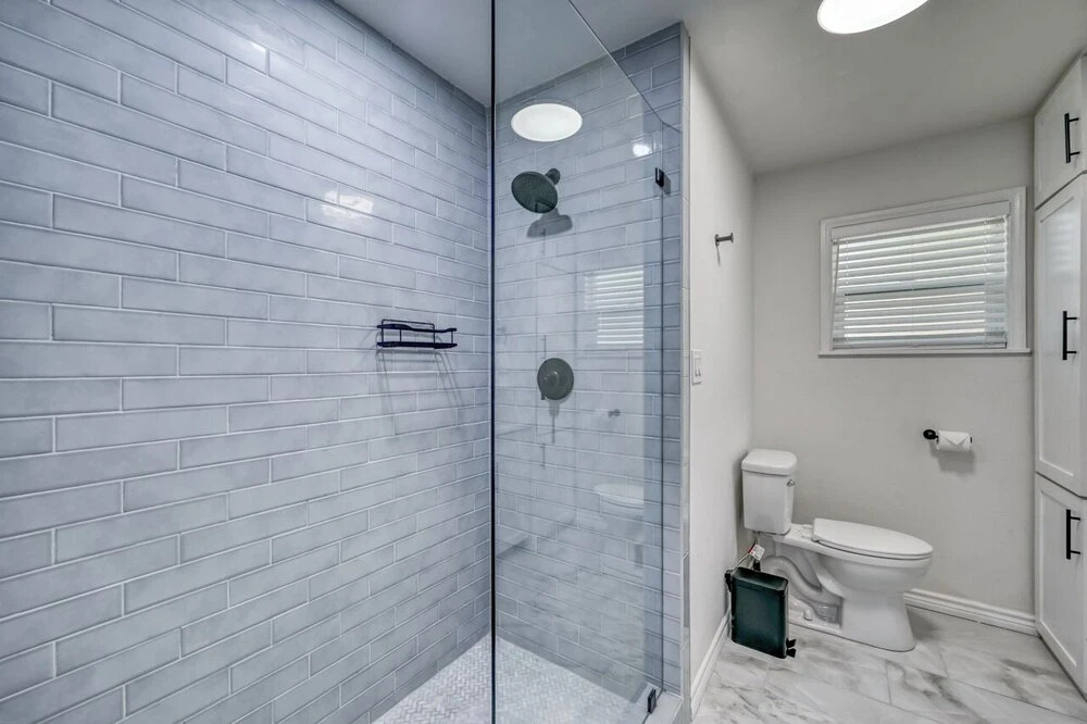 Stunning Home 3 min to Main W/hot tub and Firepit!
