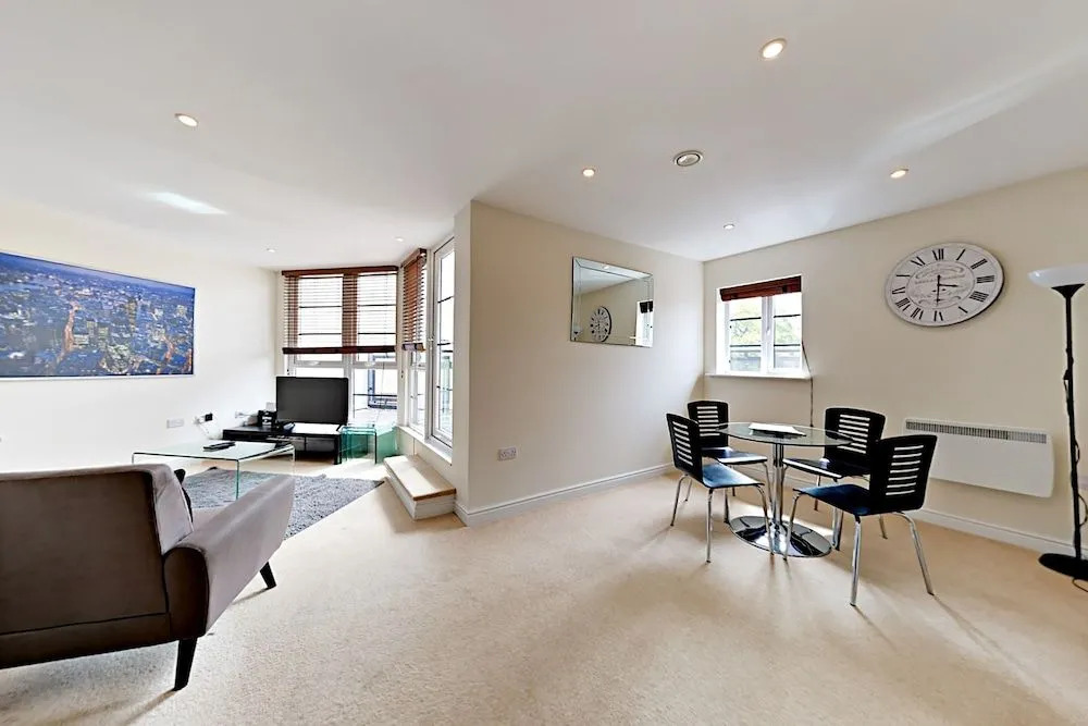 Flexi-Lets@Wallis Square, Farnborough