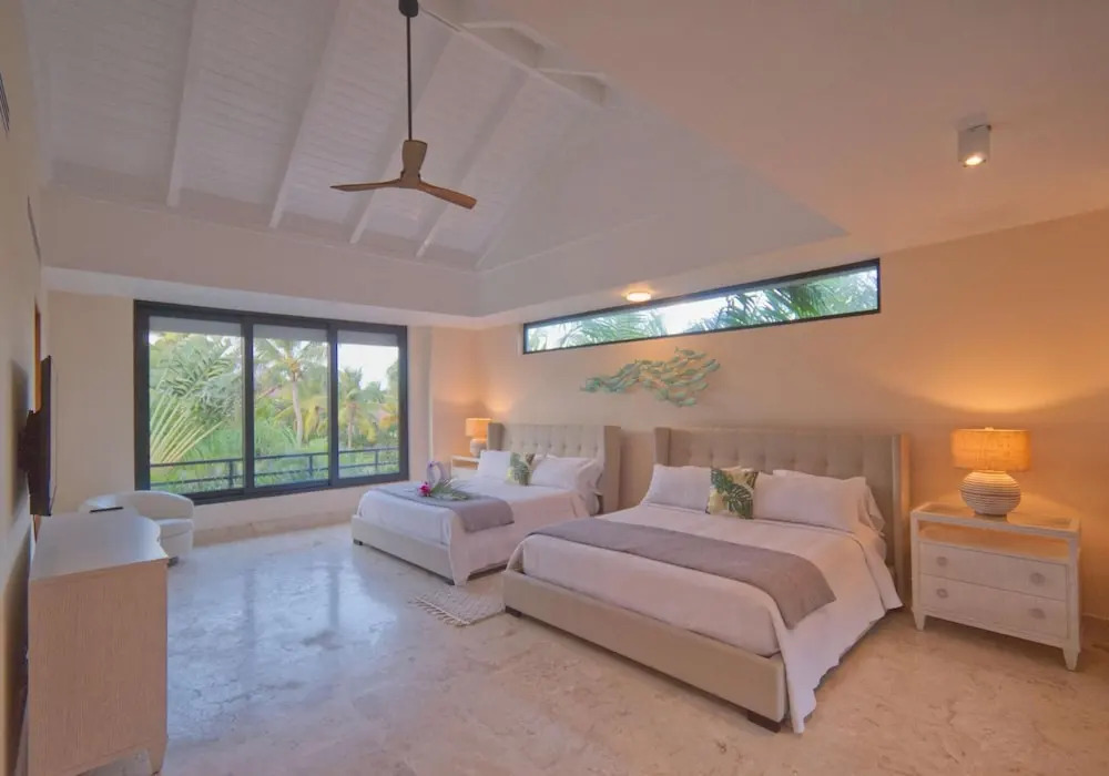 Modern Villa With Full Service Staff Close to Beach and Golf