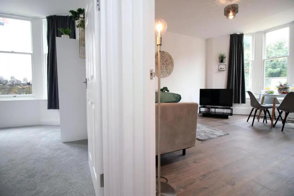 16 North Road Flat 1 by Mia Living Free Parking On Site