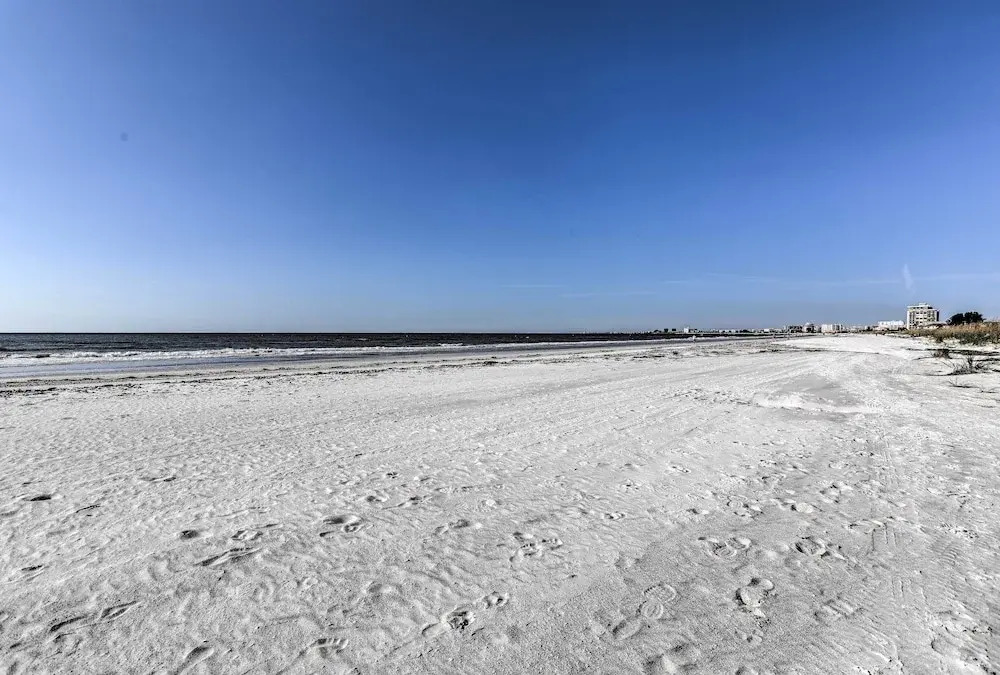 St Pete Beach Getaway - Walk to the Ocean!