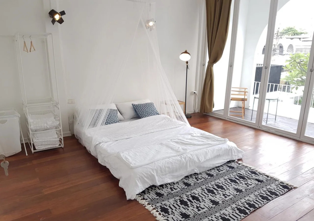 Mistletoe Bakery & Hostel