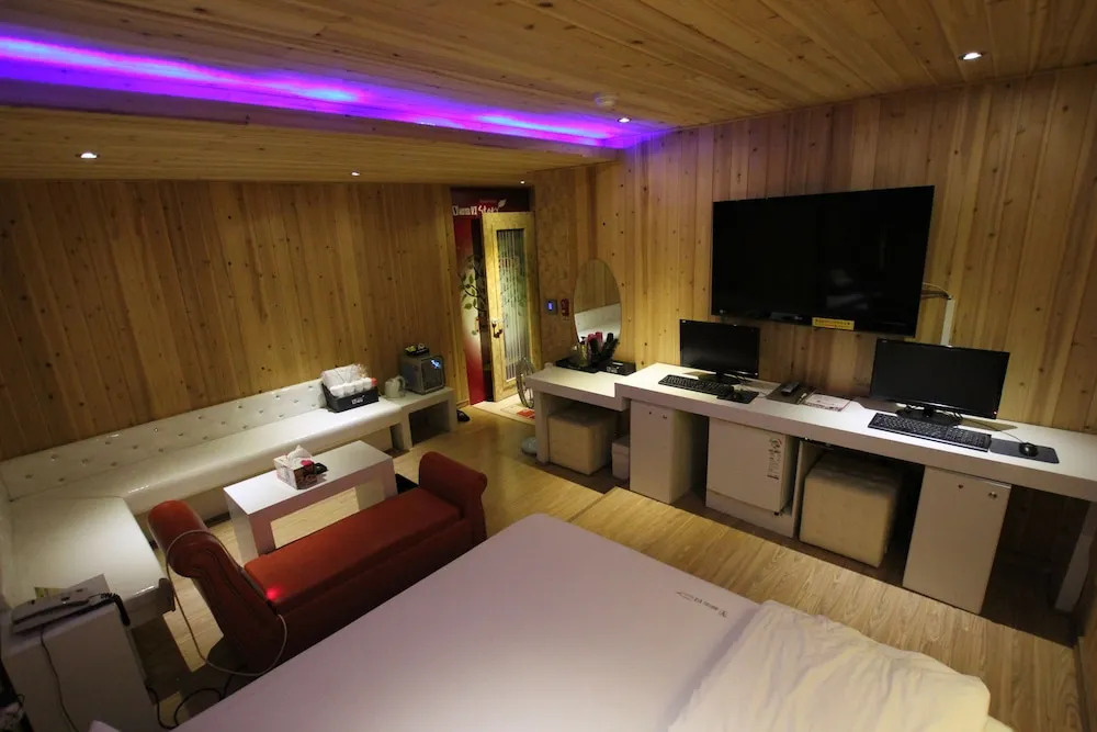 V1 Hotel