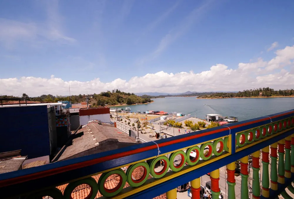 Aptos Plaza Principal, con y sin Vista al Embalse, frente Autobús, a 8 minutos de la Piedra del Peñol, TODO CERCA