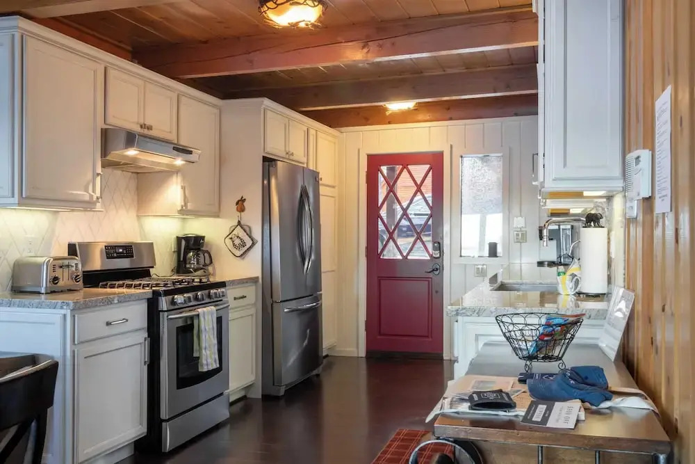 Shoreline Lakehouse by Avantstay Majestic Lakefront Cabin w/ Hot Tub & Fire Pit!