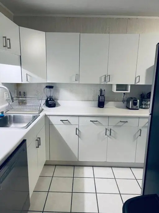 Lovely 2 bedroom 1 bathroom minutes from the beach