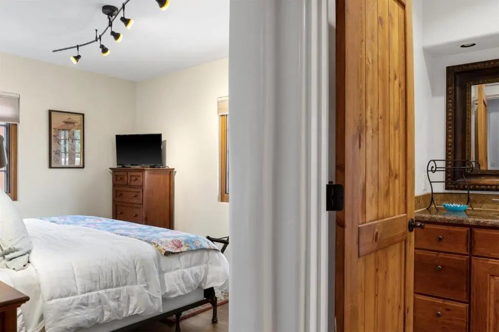 Casa O'keeffe - Five-minute Walk to The Plaza, Quiet Neighborhood, Comfort and Convenience