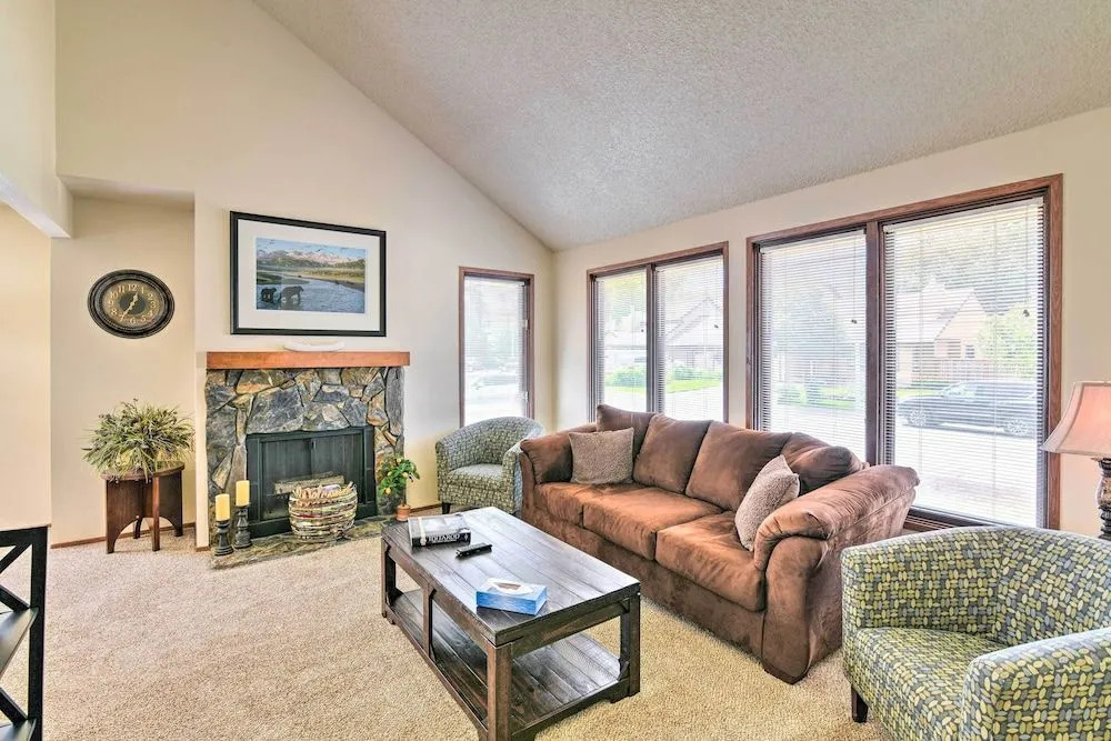 Modern Anchorage Townhome: 8 Mi to Downtown!