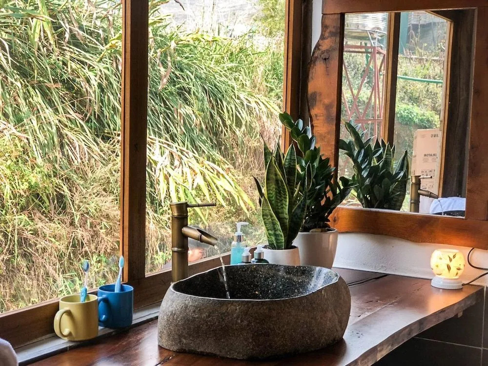 Toce House Tả van