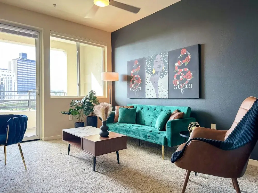 Beautiful 1 BR in LA Gym Pool 10mins to Cedar