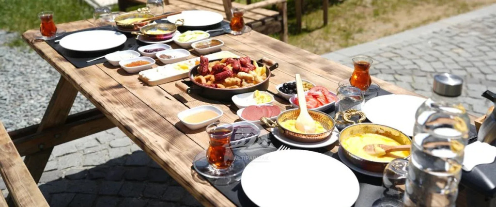 Ayder Altıparmak Suit