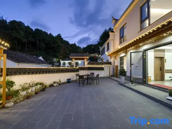 Jiuhuashan Jiushe Zizai Courtyard Homestay (On the Jiuhua Mountain Roushen Baodian)