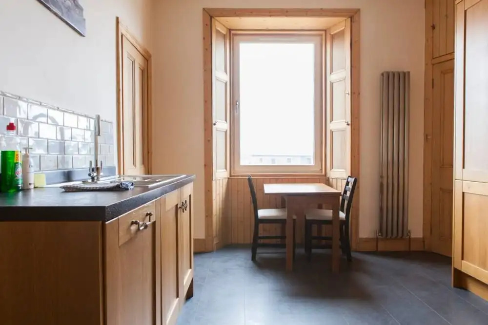 2 Bedroom Flat With Free Parking Nearby Accommodates 6