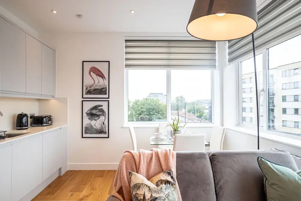 Deluxe & Chic 1 & 2 Bed Apts near Heathrow, Legoland, & Windsor Slough