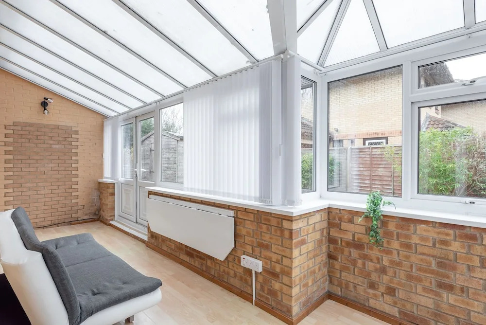 Milton Keynes Close to Station 6 bed Free Parking