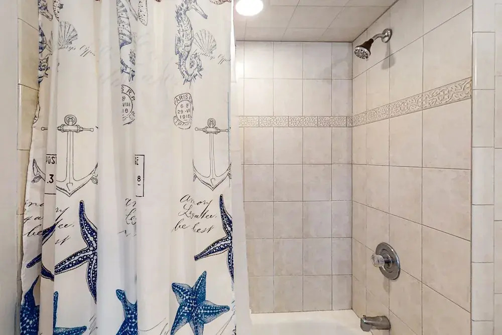 Spacious Condo With Beach Access, Balcony, AC & Outdoor Pool