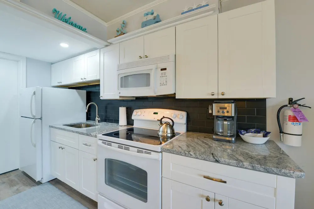 Bright Condo Half-block to Cape May Beach!