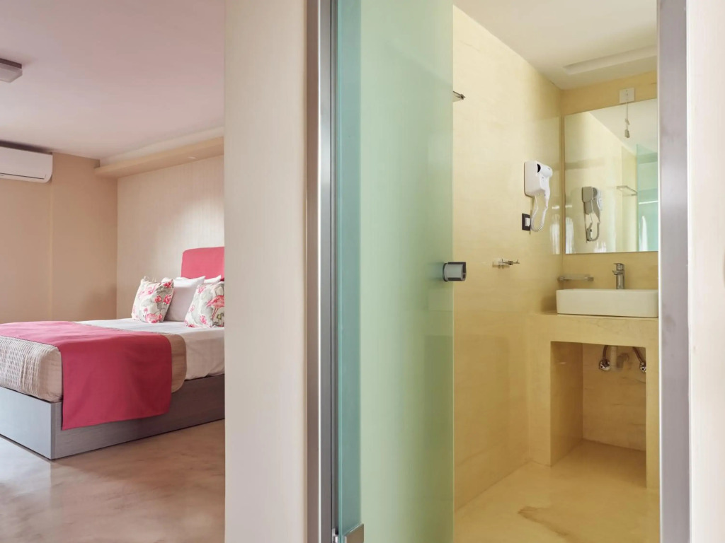 Koukounaria Hotel & Suites