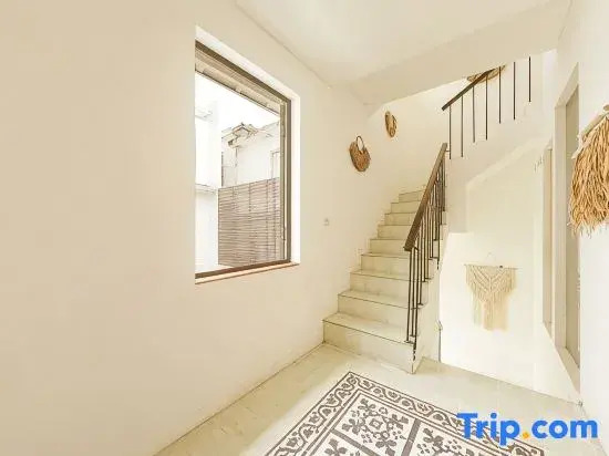 Stylish 3BR Escape, 5 Mins to Seminyak Beach