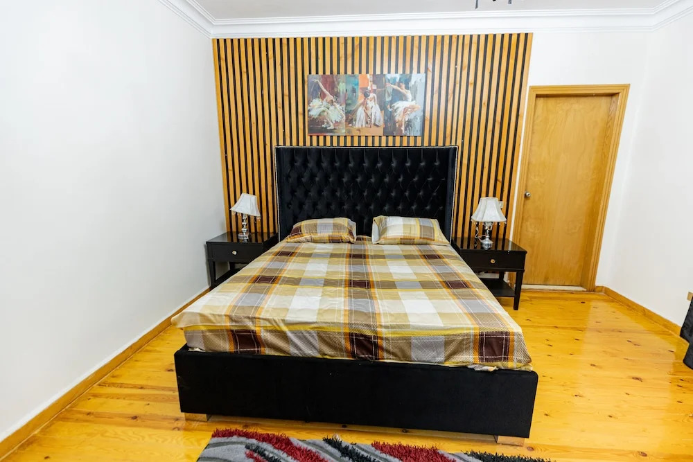 Oak Orchid Opulent 2 BR Apartment with Walk-in Closet