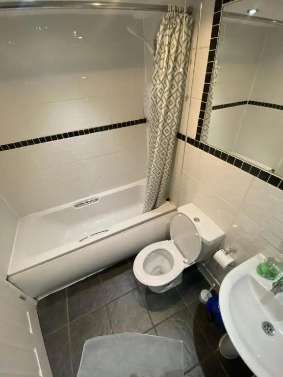 Snooozz - in the heart of Nottingham City Centre - in Victoria Centre Shopping Centre on Milton Street - Your own private Apartment next to the Hilton with full Kitchen and Television Lounge, plus Restaurants, Shops and Supermarket all onsite