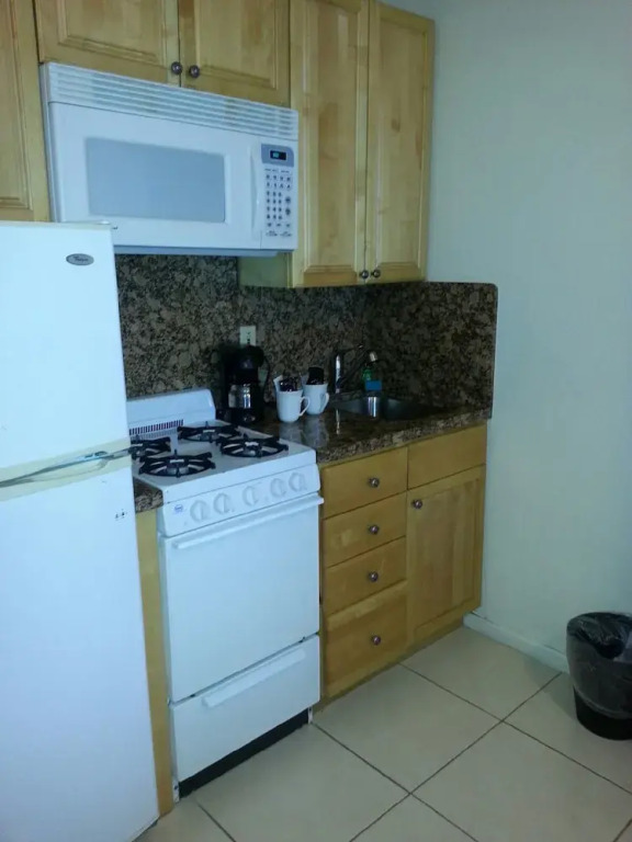 Hollywood Beach Resort- Large Studio Sleeps 4