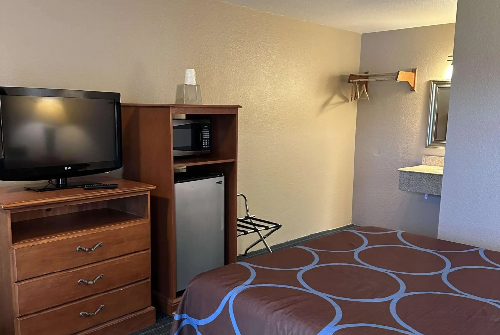 Super 8 by Wyndham Vancouver East