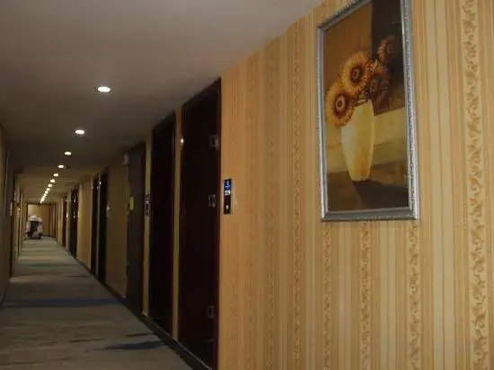 Jinlihua Hotel (Kunming New Luosiwan South Bus Station Metro Station Branch)