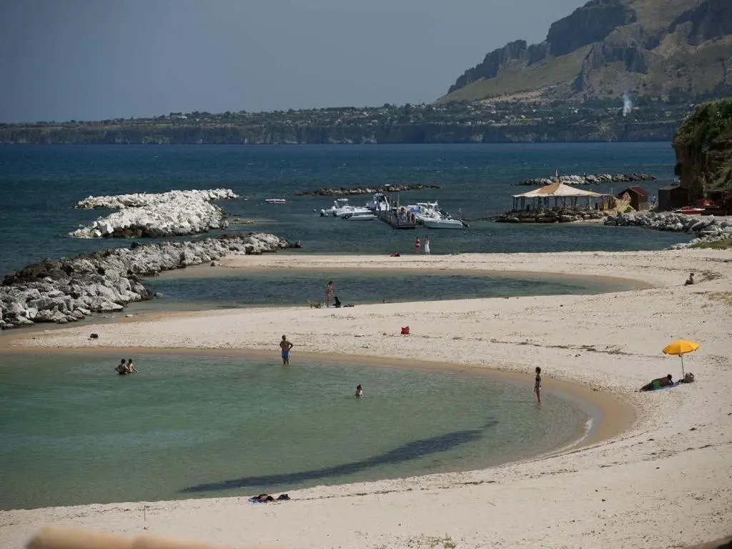 3 bedrooms appartement at Piano di Trappeto 1 m away from the beach with sea view furnished terrace and wifi