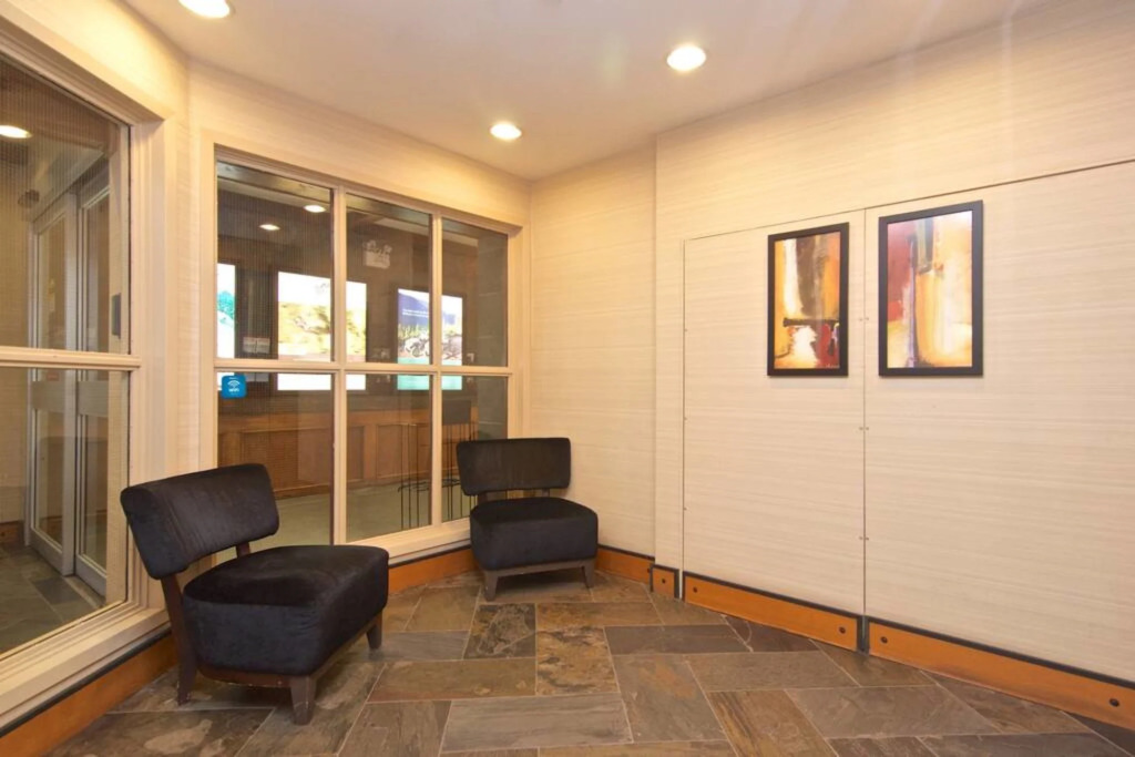 HS17 · Hearthstone Lodge - Hot tub - Village location