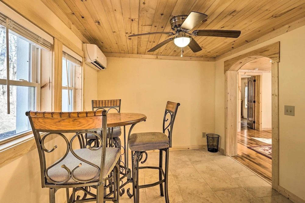 Quaint Appalachian Getaway ~ 2 Mi to Boone!