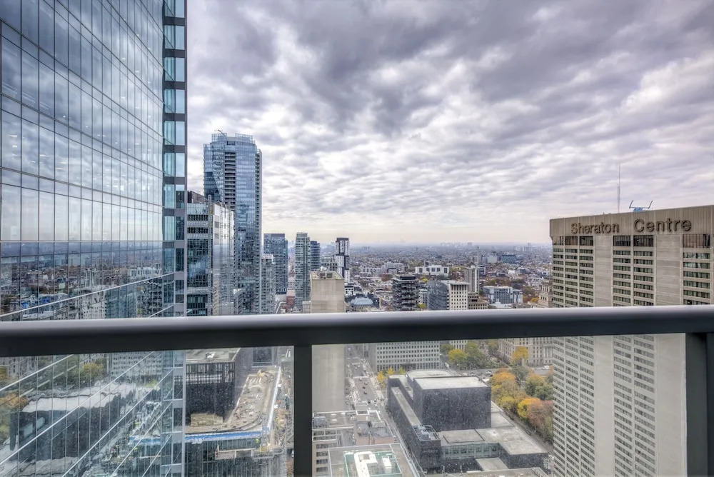 Trendy 2BR Condo in King East Great View